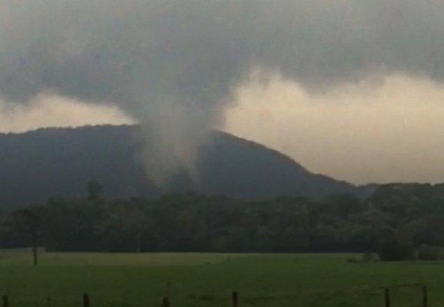 Tornados deixam 957 desabrigados e rastro de destruição em Santa Catarina