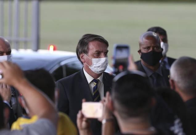 Bolsonaro passa bem após uma hora e meia de cirurgia