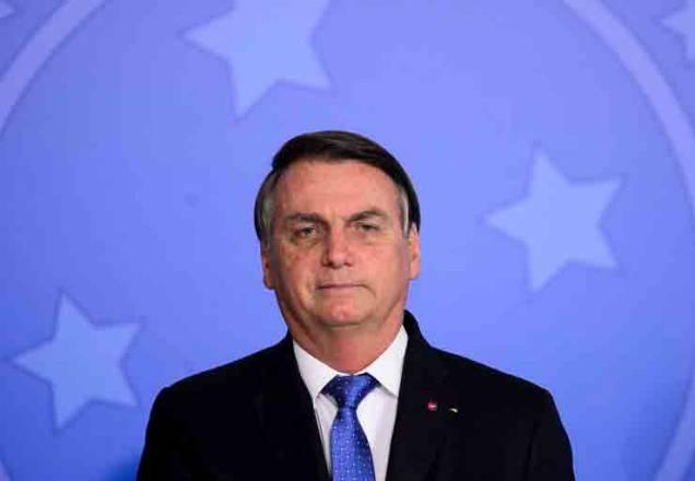 Bolsonaro trabalha como "atendente" da Caixa no Pará