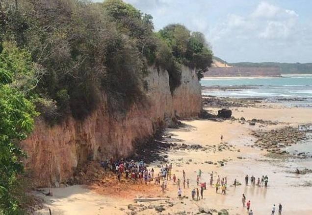 Parte de falésia desaba e mata 3 pessoas na praia de Pipa (RN)