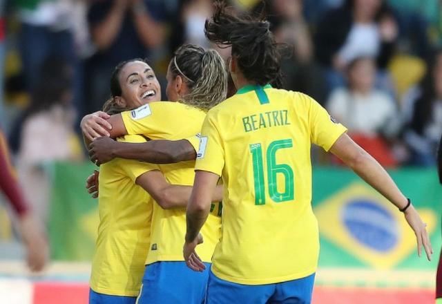 Fifa estabelece licença-maternidade obrigatória para jogadoras