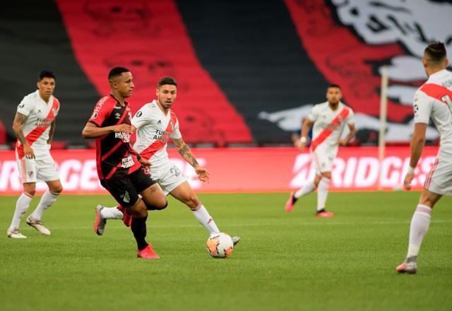 Com um a menos, Athletico sofre empate do River aos 45 do segundo tempo