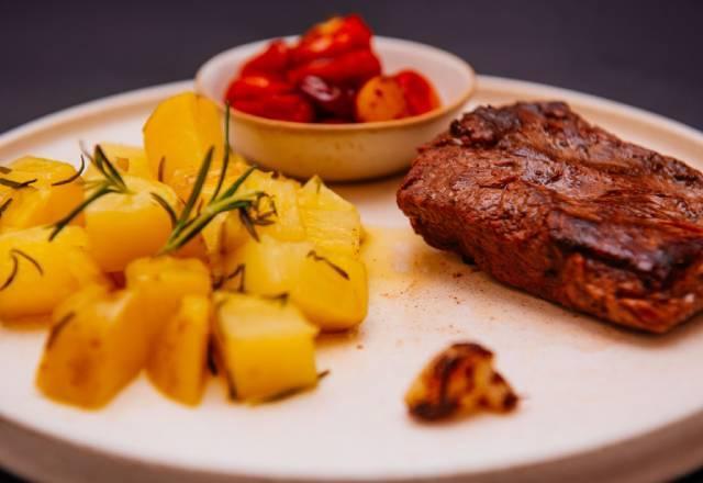 Carne, batata e tomate elevam inflação em novembro, aponta IBGE