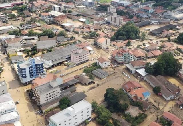 Chuva forte deixa mortos e feridos em Santa Catarina