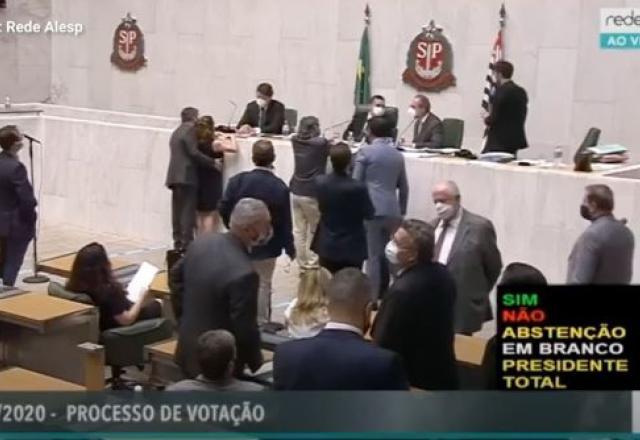 Partido avalia punir deputado acusado de assédio na Alesp