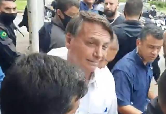 "Não dou bola", diz Bolsonaro sobre atraso de vacinação no Brasil