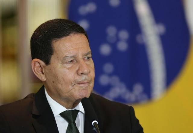 Mourão está sem febre e com leves dores no corpo, diz boletim médico