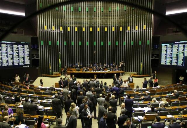 Candidato com maior bloco costuma vencer na Câmara - mas traições pesam