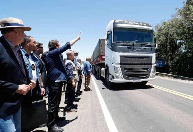 Sob pressão, governo põe caminhoneiros como prioritários na vacinação