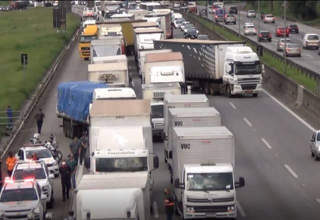 Greve caminhoneiros: Categoria ameaça  fechar Dutra em SP