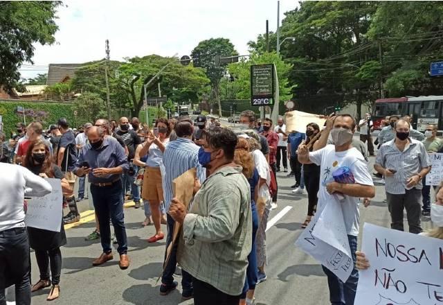 Donos de bares e restaurantes protestam contra restrições em SP