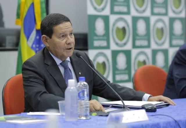 Governo vai retirar militares de áreas de desmatamento, anuncia Mourão