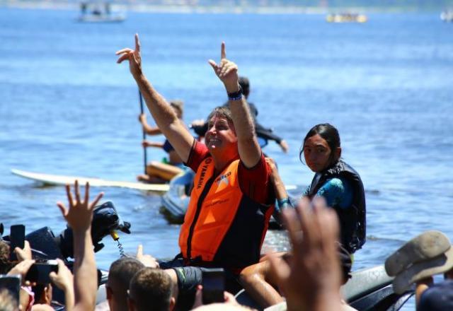 Bolsonaro anda de jet ski e provoca aglomeração em praia; veja fotos