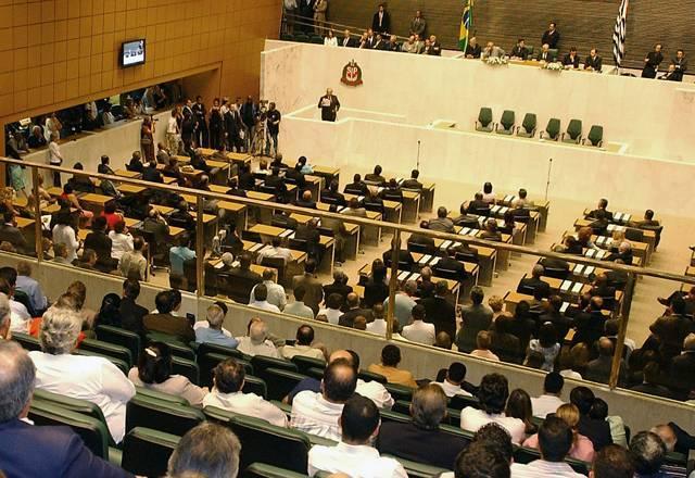 Justiça acata ação popular e limita cargos comissionados na Alesp