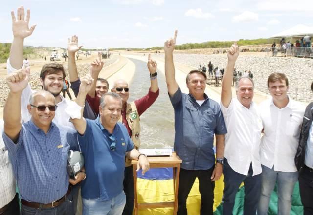 Bolsonaro volta a pedir mudanças na Petrobras e ações da estatal despencam