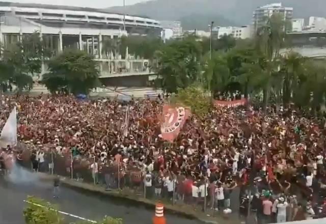 PM usa bombas para dispersar aglomeração da torcida do Flamengo