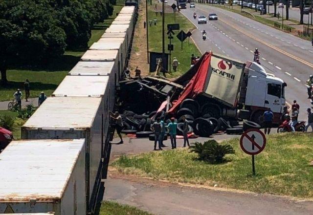 Carreta é atropelada por trem no Paraná