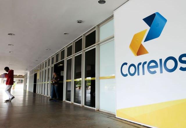 Bolsonaro entrega projeto de privatização dos Correios à Câmara