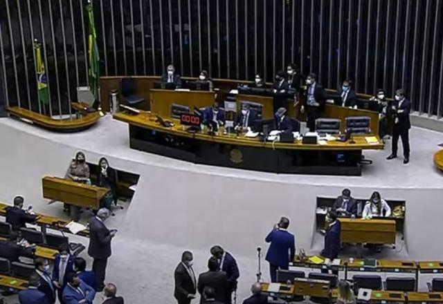 Câmara começa a discutir PEC que dificulta prisão de deputados e senadores