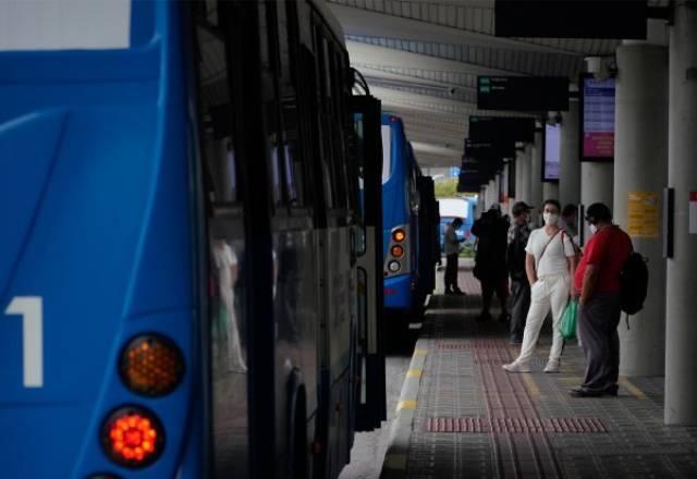 Santa Catarina amplia restrições em praias, transporte e casas noturnas