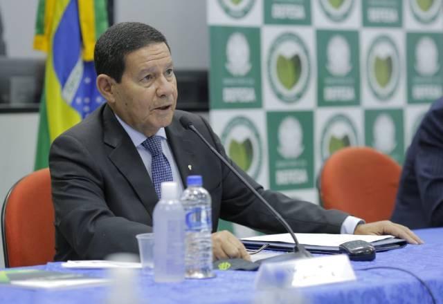 "Não é simples, da noite pro dia, mudar", diz Mourão sobre privatizações