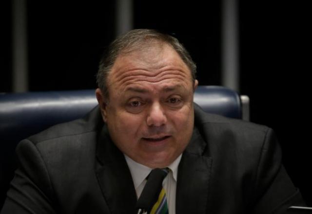 Para abrigar Centrão, Planalto avalia promover Pazuello