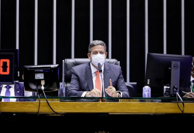 Sem acordo, deputados pedem que Lira envie PEC da imunidade à comissão