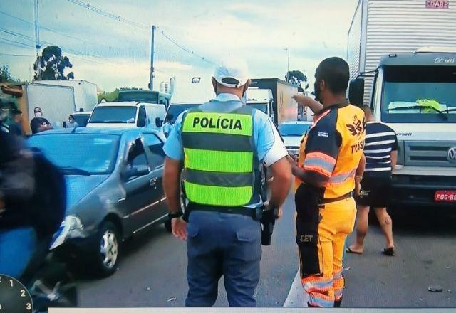 Caminhoneiros liberam parte de pista  para tráfego nas marginais