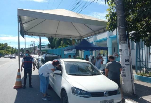 Aglomeração e congestionamento em vacinação na Baixada Fluminense