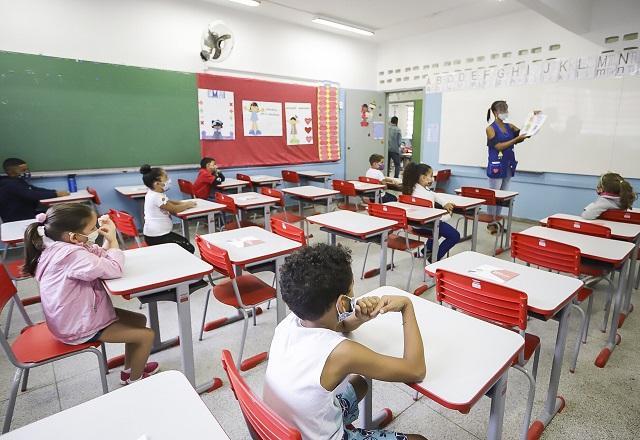 Em fase aguda da pandemia, SP trava disputas nos números e na educação