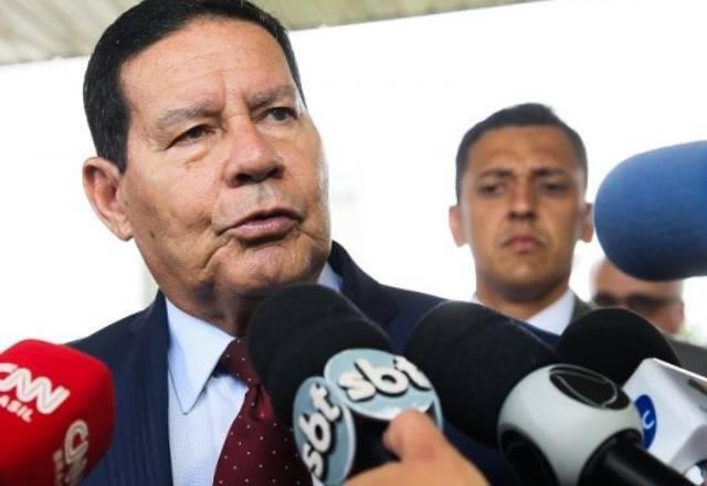 Gestão Pazuello vem sendo "muito criticada, muito contestada", diz Mourão