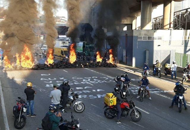 VÍDEO: Por medidas contra a covid-19, manifestantes fecham vias de SP