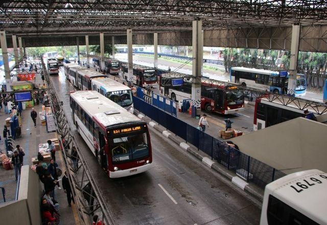 Motoristas e cobradores de ônibus farão ato de paralisação por 2 horas