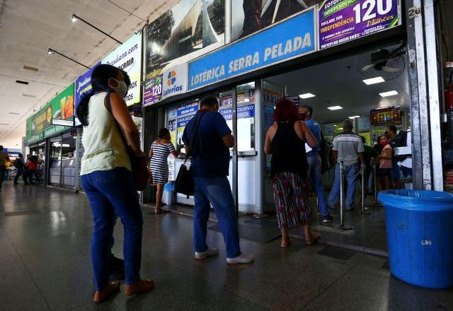 Ministro pede prioridade de vacinação para trabalhadores de lotéricas