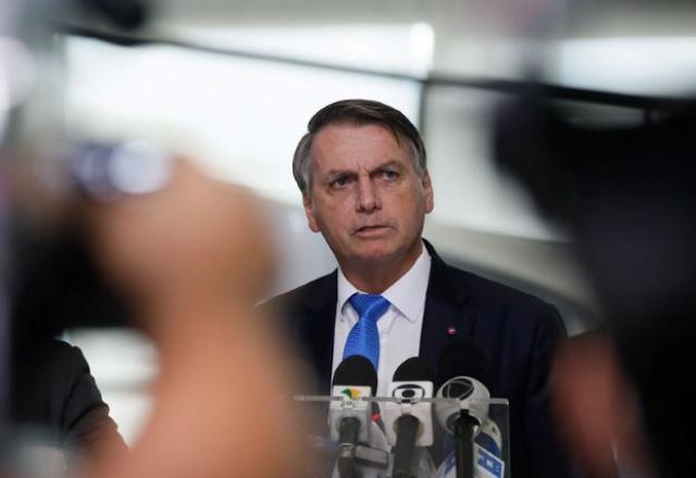 Bolsonaro confirma que não vai se vacinar; idosos fazem fila no DF