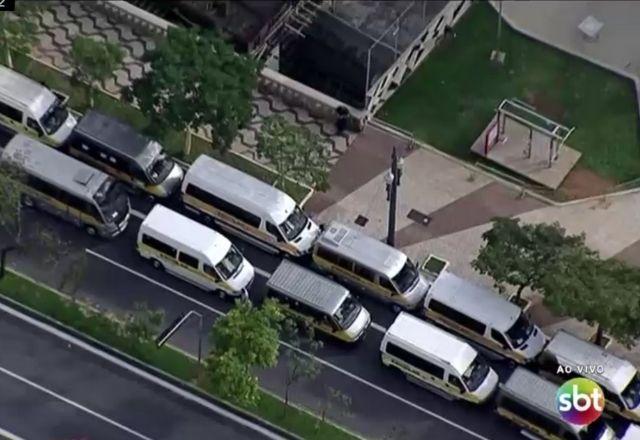 Motoristas de vans escolares protestam por melhores condições em São Paulo