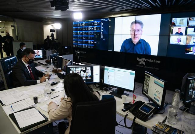 Senado pode votar projeto que permite corte de salário e jornada