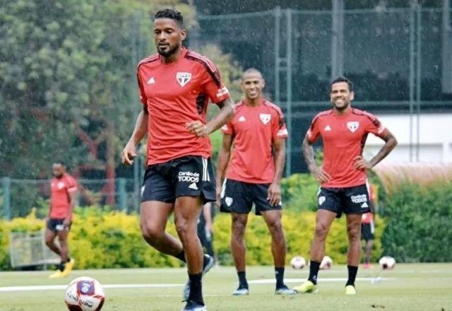 Reinaldo, do São Paulo, atropela ciclista na entrada do CT do clube