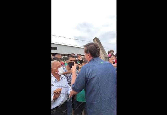 Bolsonaro visita cidade em Goiás e provoca aglomeração