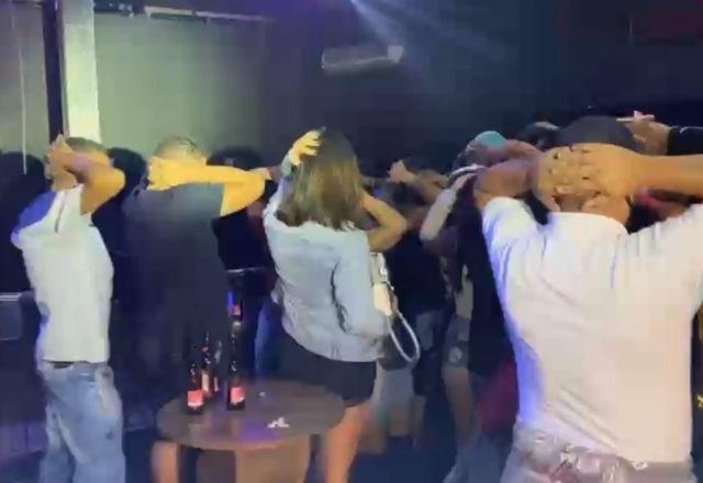 Blitz interrompe festa em choperia com mais de 100 pessoas na zona Sul de SP