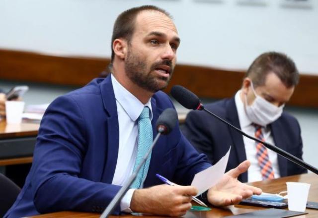 Eduardo Bolsonaro registra boletim de ocorrência contra Bozzella