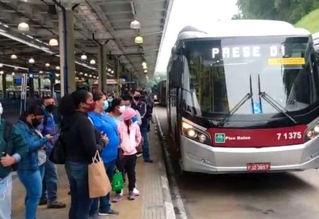 Paralisação em garagem de ônibus prejudica passageiros em SP 