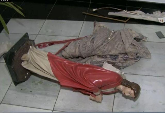 Igreja católica é atacada por vândalos, que destroem imagens de santos