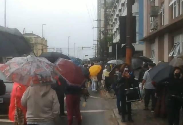 Filas enormes em Porto Alegre para aplicação da 2ª dose da CoronaVac