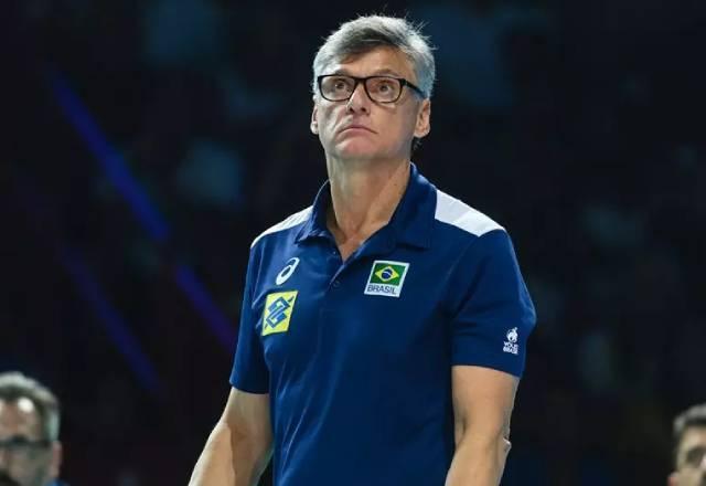 Renan sai da intubação e pergunta sobre treinos da seleção de volei