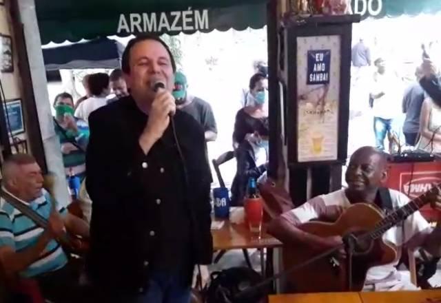 Prefeito do Rio canta em roda de samba sem máscara