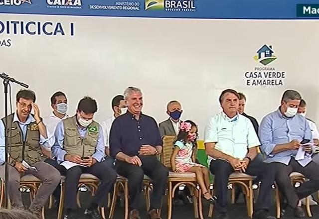 Em Alagoas, Bolsonaro participa de entrega de casas com gritos de "Fora Renan"