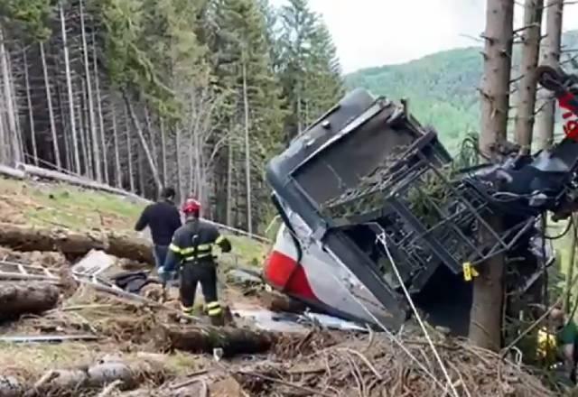 Itália ainda busca causas da tragédia com teleférico no norte do país