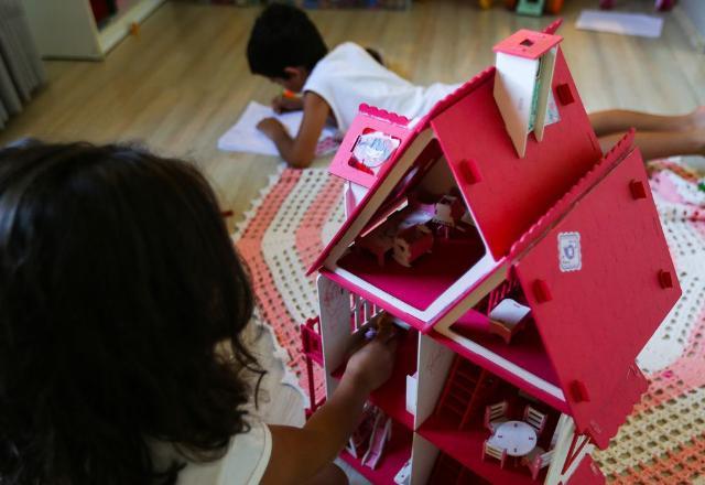 Metade das mães da favela tem dificuldade para brincar com os filhos