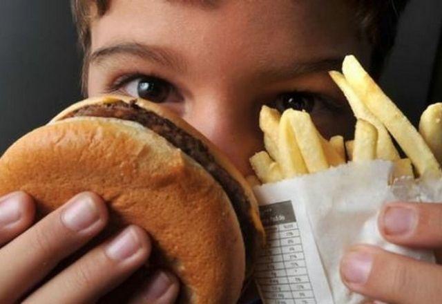 Sinal amarelo: obesidade infantil atinge 3,1 milhões de crianças no Brasil